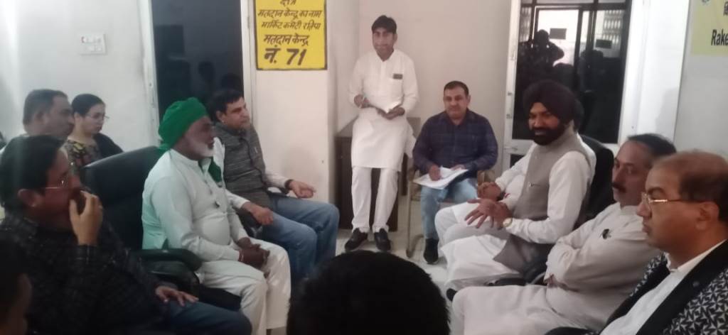 The Chairman of the Haryana Scheduled Caste Commission heard the problems of laborers at the Market Committee office